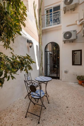 DESIGNER'S 2BR APARTMENT - SLIEMA FERRIES